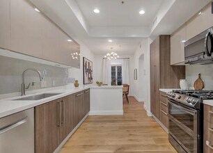 851 N San Vicente Blvd in West Hollywood, CA - Foto de edificio - Building Photo