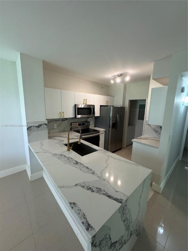8000 N Nob Hill Rd in Tamarac, FL - Building Photo - Building Photo
