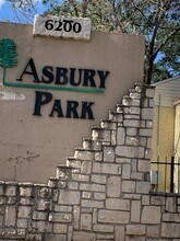 6200 W Tidwell Rd in Houston, TX - Building Photo - Building Photo