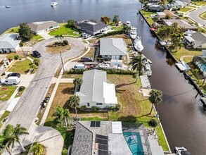 4555 Vinewood Cir in North Fort Myers, FL - Foto de edificio - Building Photo