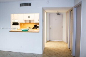 240 Lakeview Dr in Weston, FL - Building Photo - Building Photo