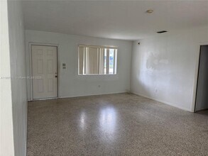 8942 SW 16th St in Miami, FL - Building Photo - Building Photo
