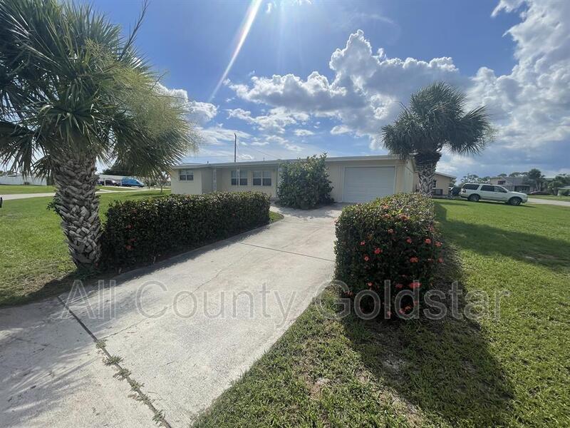 127 Revere St NW in Port Charlotte, FL - Building Photo