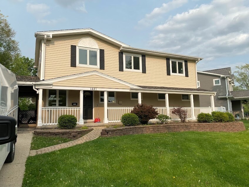 1221 N Chicago Ave in Arlington Heights, IL - Building Photo