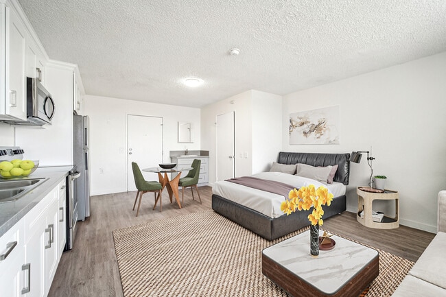 The Rose Apartments in Northridge, CA - Foto de edificio - Building Photo