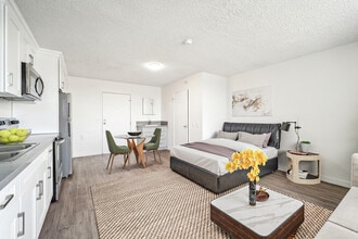 Meridian Pointe Apartments in Northridge, CA - Foto de edificio - Building Photo