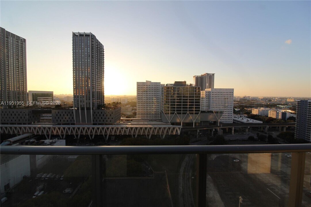 698 NE 1st Ave in Miami, FL - Building Photo