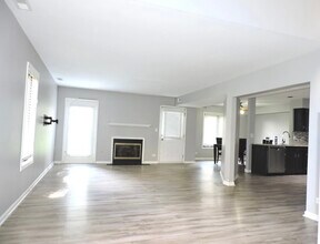 245 Carlisle Ave in Westmont, IL - Foto de edificio - Building Photo