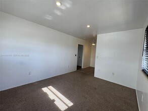 6451 W Flagler St in Miami, FL - Foto de edificio - Building Photo