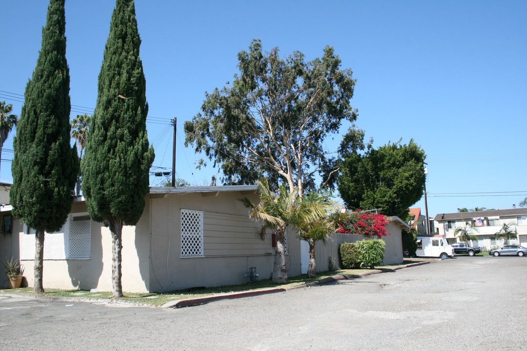 Van Buren Cottages in Huntington Beach, CA - Foto de edificio