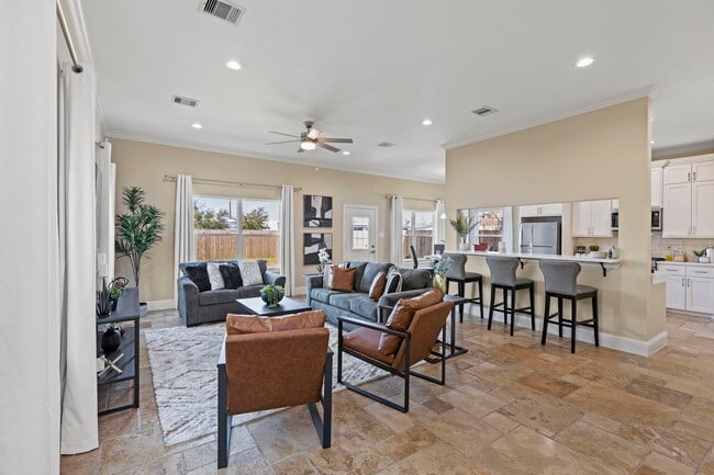 2211 Silverbonnet St