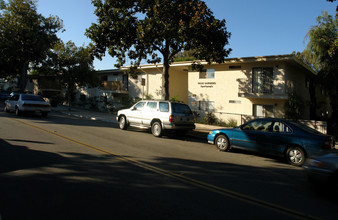 Palm Gardens Apartments in Santa Barbara, CA - Foto de edificio - Building Photo