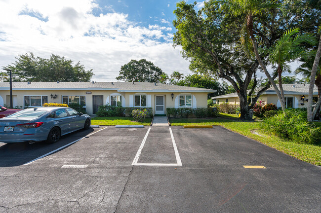 13984 Vía Flora in Delray Beach, FL - Foto de edificio - Building Photo