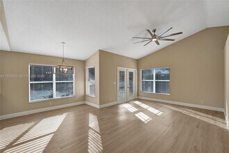 9012 Lake Park Cir S in Davie, FL - Building Photo - Building Photo