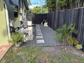 1700 NW 36th Ct in Oakland Park, FL - Building Photo - Building Photo