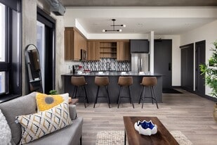 Damask in Windsor, ON - Building Photo