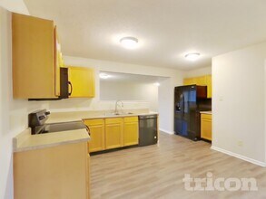 10892 Woods Dr in Ingalls, IN - Foto de edificio - Building Photo