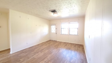 210 Bolton Cir in Harrogate, TN - Foto de edificio - Building Photo