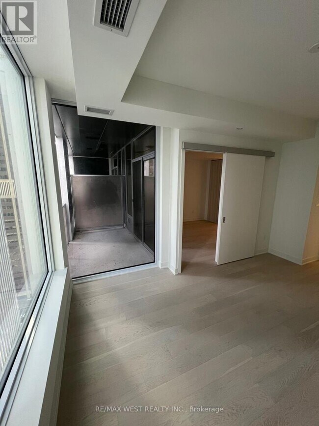 11-2311 Yorkville Ave in Toronto, ON - Building Photo - Building Photo
