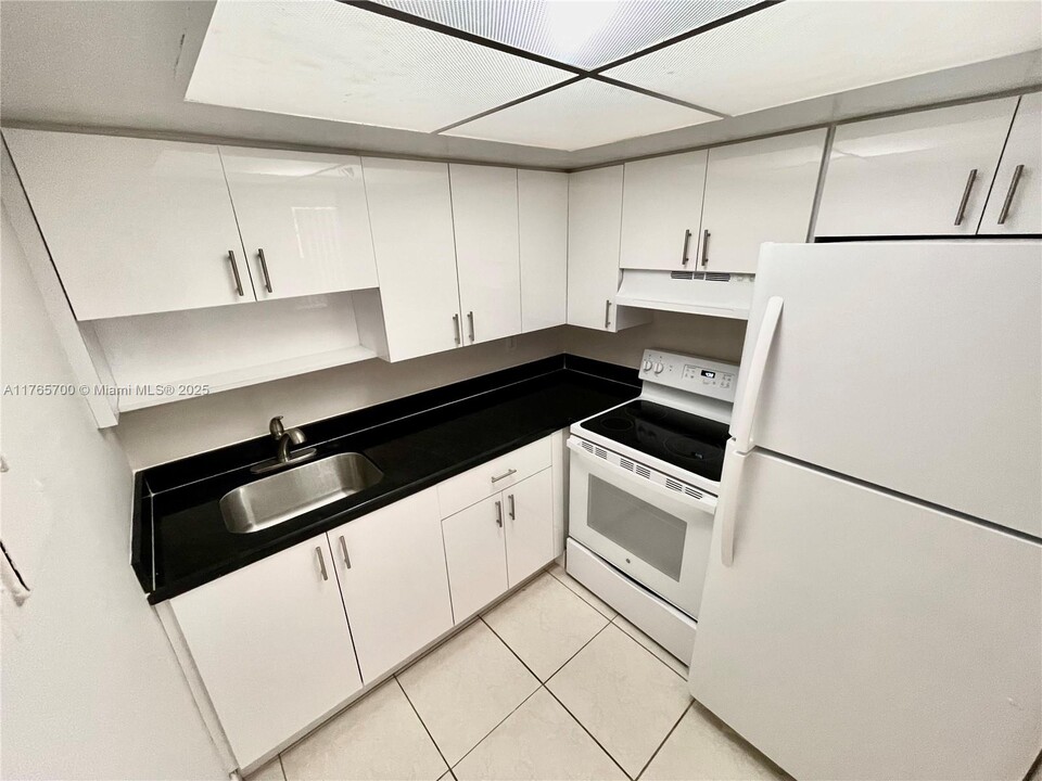 11625 Canal Dr in Miami, FL - Building Photo