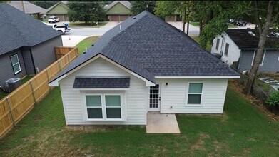 1031 W Coffin St in Denison, TX - Building Photo - Building Photo