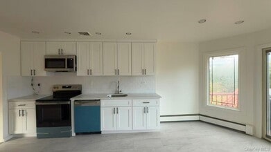 16 Middle Ln in Jericho, NY - Building Photo - Building Photo