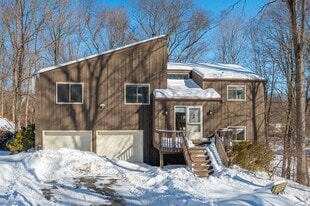 42 Maple Moor Ln in Cortlandt Manor, NY - Building Photo