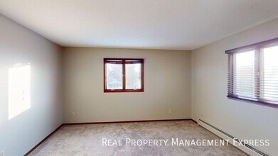 Spacious 2 Bedroom Apartment in Sioux Falls, SD - Building Photo - Building Photo