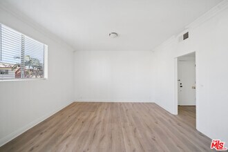 333 S Elm Dr in Beverly Hills, CA - Building Photo - Building Photo