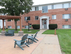 Heritage Arms in Midland, MI - Building Photo - Building Photo