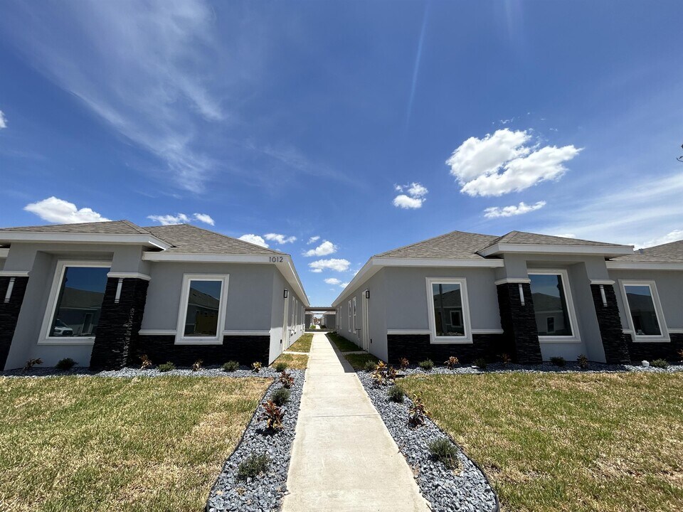 1006 North Blair Avenue-Unit -2 in Edinburg, TX - Building Photo