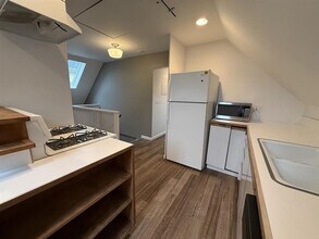 2251 NW Hoyt St in Portland, OR - Building Photo - Building Photo