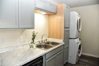 700 Navarro Dr in College Station, TX - Foto de edificio - Building Photo