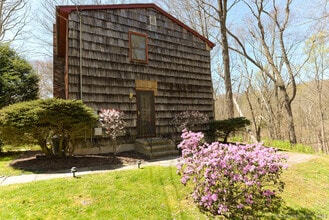 12 Church Rd in Southbury, CT - Foto de edificio - Building Photo
