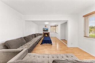 12329 Burton St in Los Angeles, CA - Foto de edificio - Building Photo