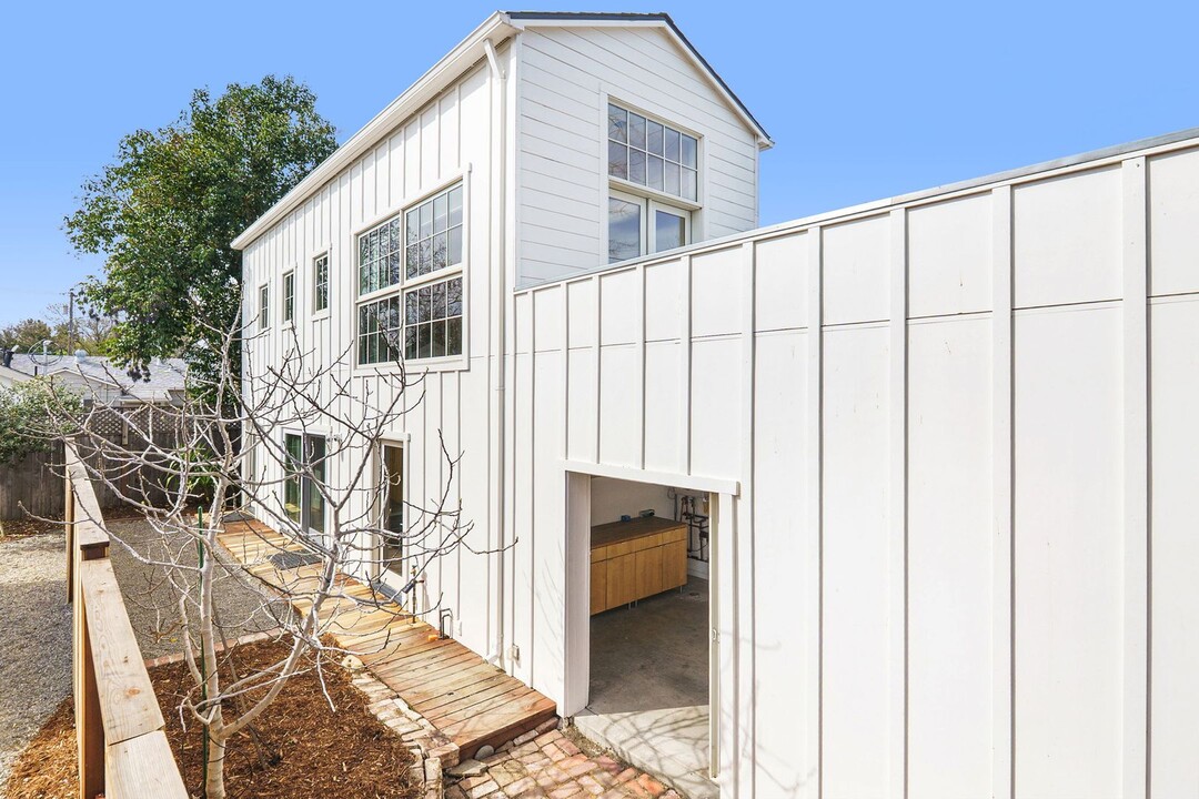 815 Sweetbriar Rd in Davis, CA - Foto de edificio
