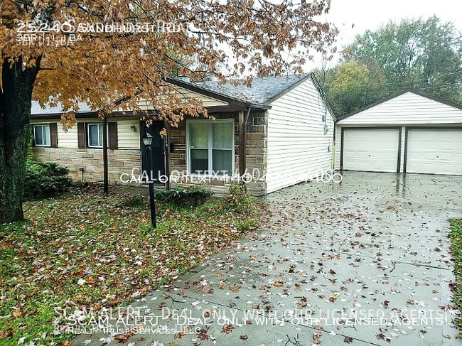 25240 Sandhurst Rd in Bedford Heights, OH - Building Photo - Building Photo