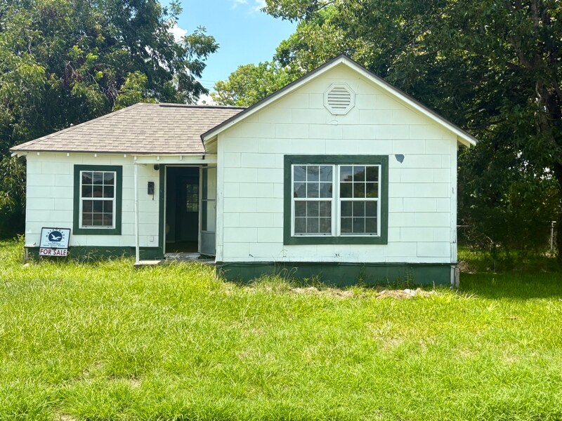 1700 Avenue H in Bay City, TX - Building Photo