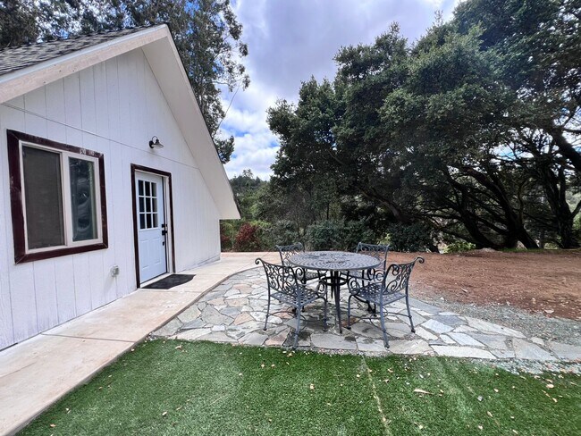 496 Carr Ave, Unit Studio B in Aromas, CA - Foto de edificio - Building Photo