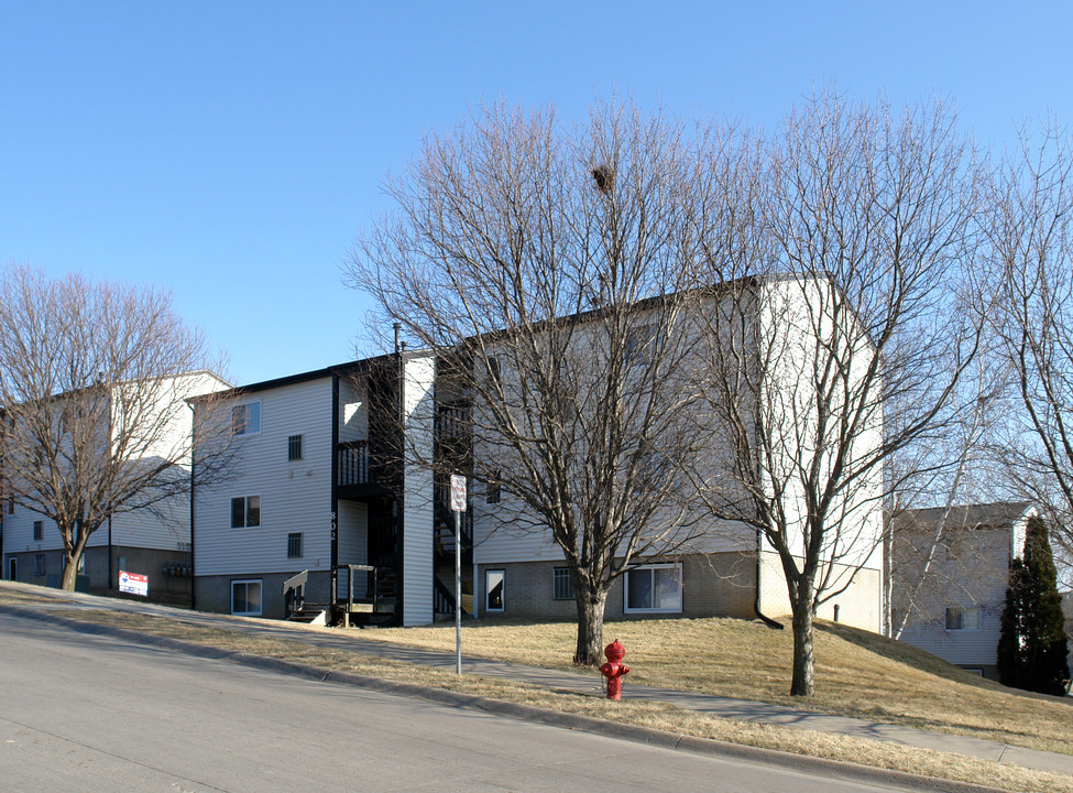 802 Westwinds Dr in Iowa City, IA - Building Photo