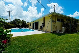 1351 Oaklawn Ct in Ft. Myers, FL - Building Photo