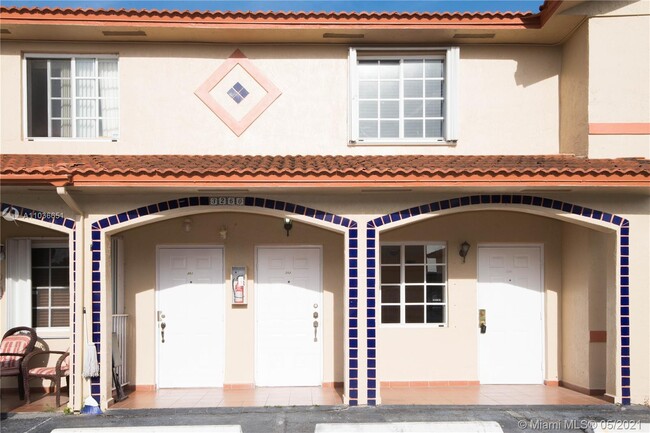 3260 W 70th St-Unit -202 in Hialeah, FL - Building Photo - Building Photo