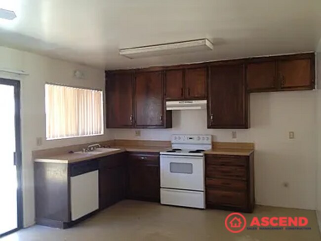 5619 Wilson Rd in Bakersfield, CA - Foto de edificio - Building Photo