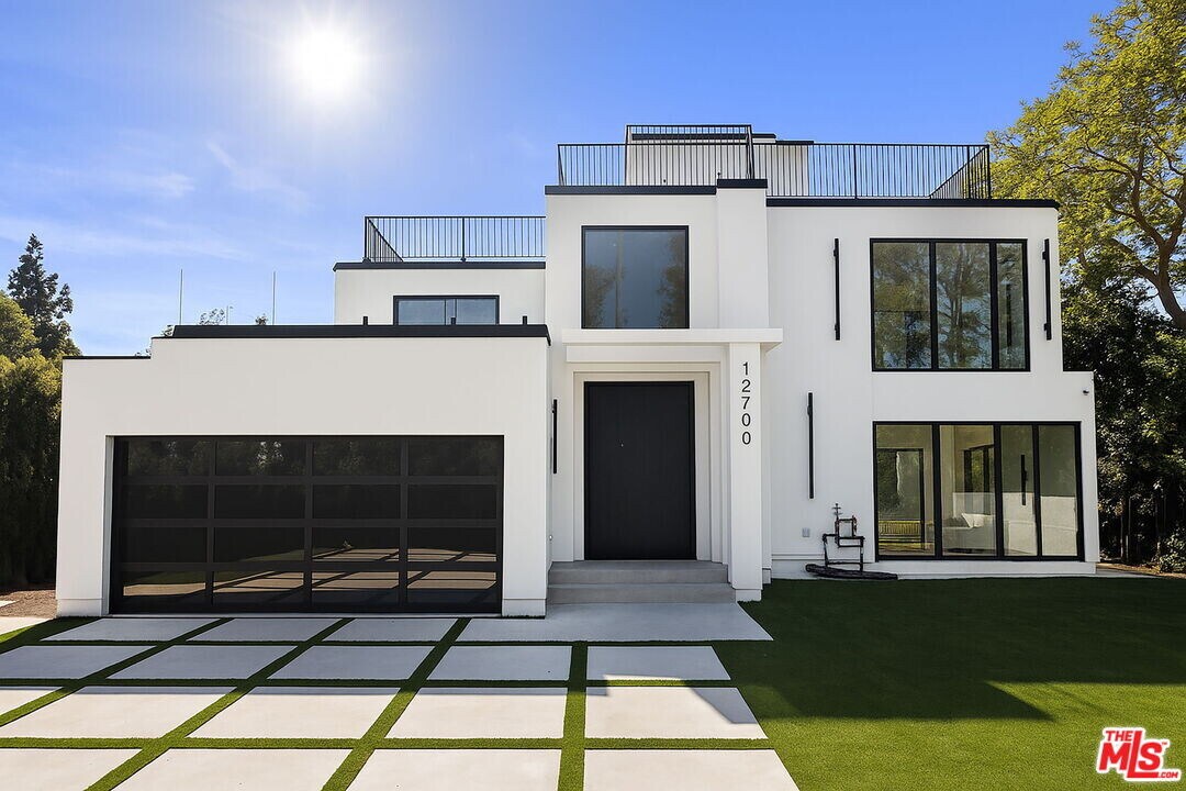 12700 Montana Ave in Los Angeles, CA - Building Photo