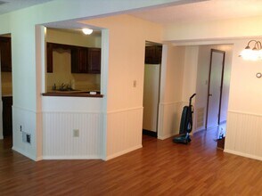 38 Whispering Pines Rd in Gansevoort, NY - Foto de edificio - Building Photo