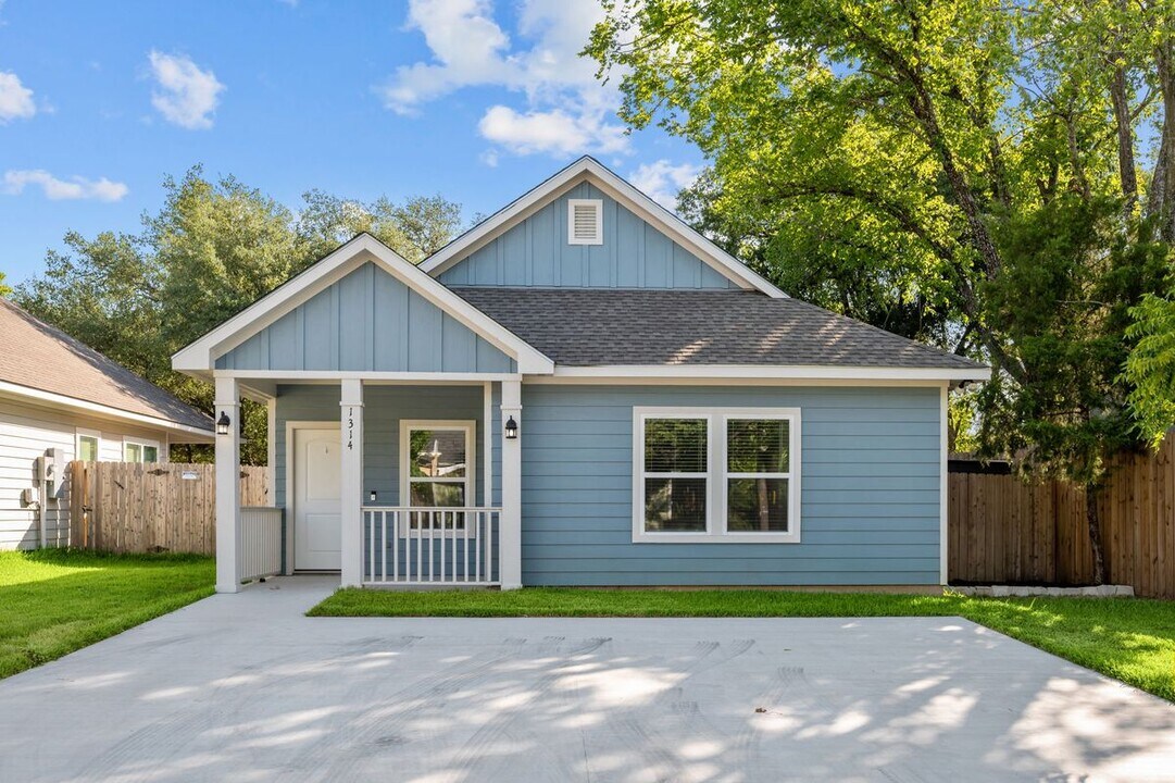 1314 Antone St in Bryan, TX - Building Photo