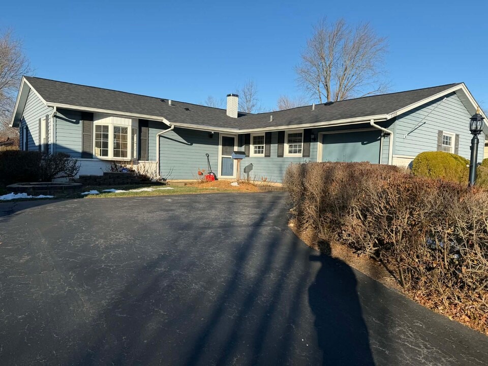 1730 N Ridge Ave in Arlington Heights, IL - Foto de edificio