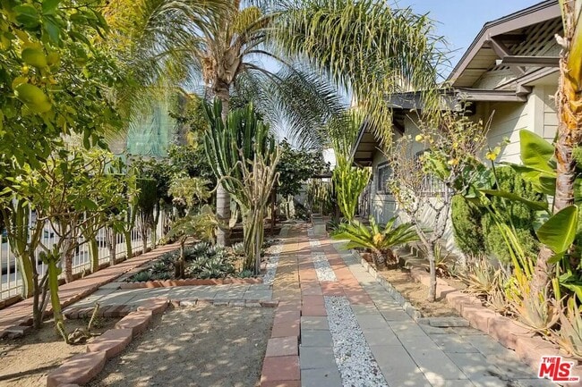 810 S Gramercy Dr in Los Angeles, CA - Building Photo - Building Photo