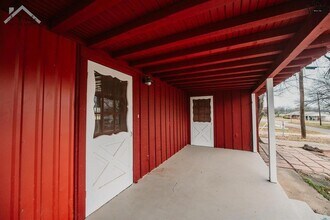 808 S Yosemite St in Iowa Park, TX - Foto de edificio - Building Photo
