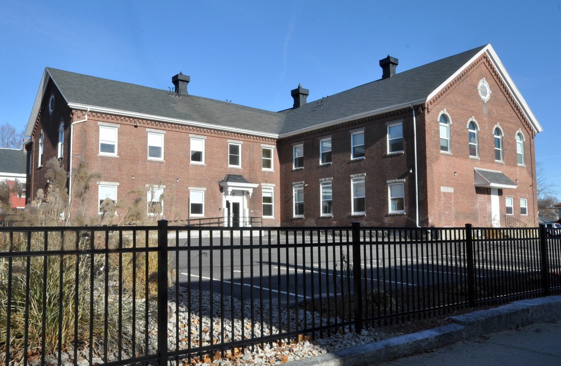 Dillon Hall Apartment Complex in Fitchburg, MA - Foto de edificio